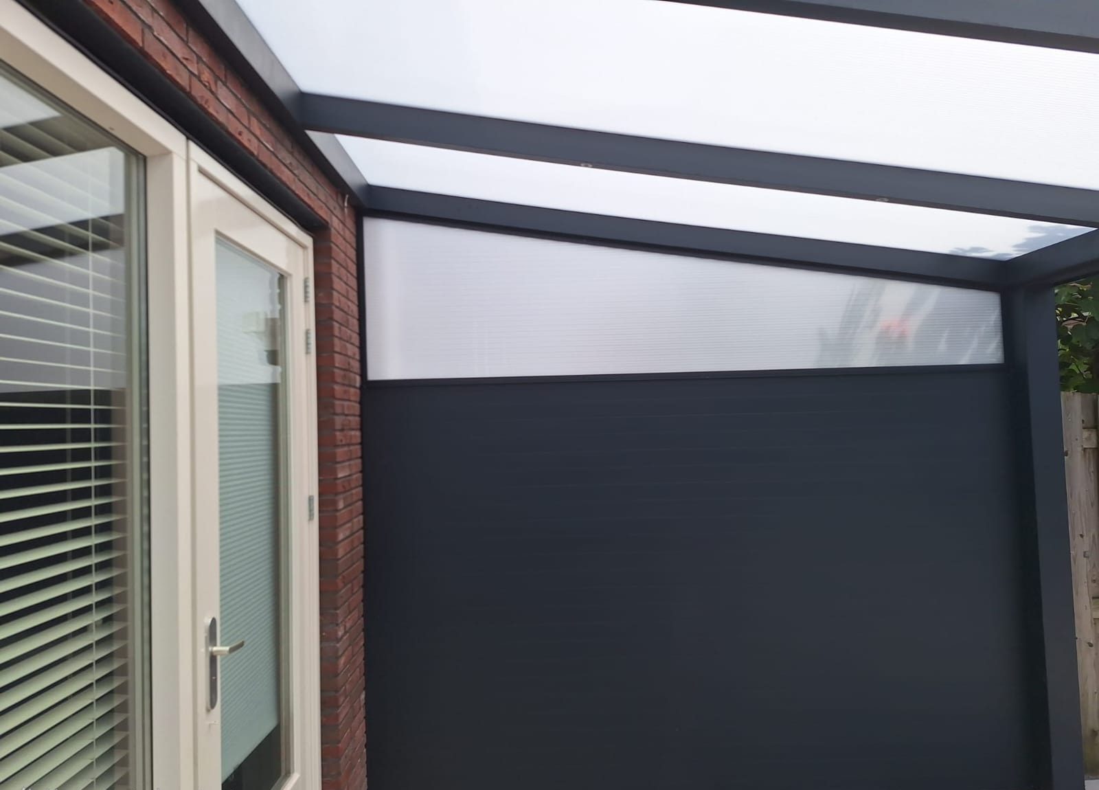 Aluminium ribbed side wall — cream (RAL 9001)