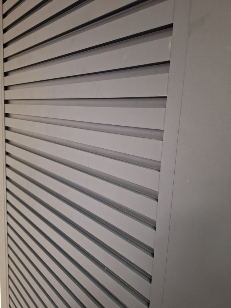 Aluminium ribbed side wall — anthracite (RAL 7016)